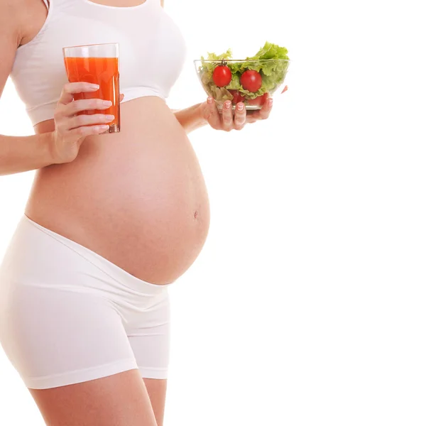怀孕的妇女抱着沙拉和玻璃汁。白色背景上的孤立。营养和怀孕期间的饮食。关闭。母亲、 怀孕、 人和期望的概念 — 图库照片