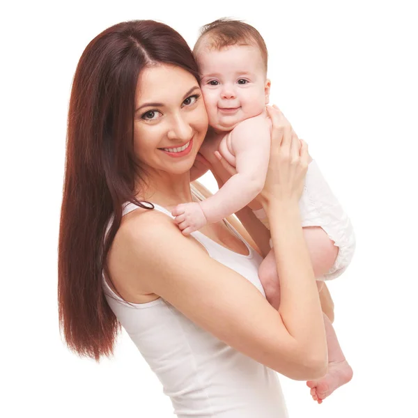 Lycklig familj, mor håller hennes baby, isolerad på vit bakgrund. Porträtt av mor och söt baby i vitt. Glad vacker kvinna anläggning söt bebis. Moderskap, familj och människor-konceptet — Stockfoto