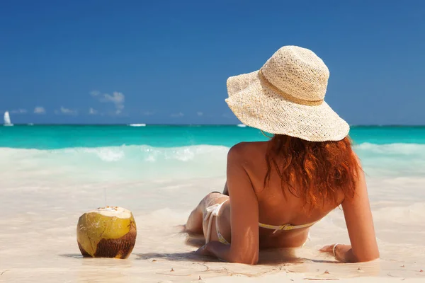 年轻的时尚女人在海滩上放松一下 岛上快乐的生活白色的沙滩 蓝色的云天和热带海滩的水晶海 在天堂度假 海滩放松 去荒岛旅行 — 图库照片