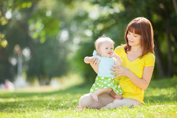 Madre Figlia Felici Nel Parco Estivo Scena Bellezza Natura Con — Foto Stock