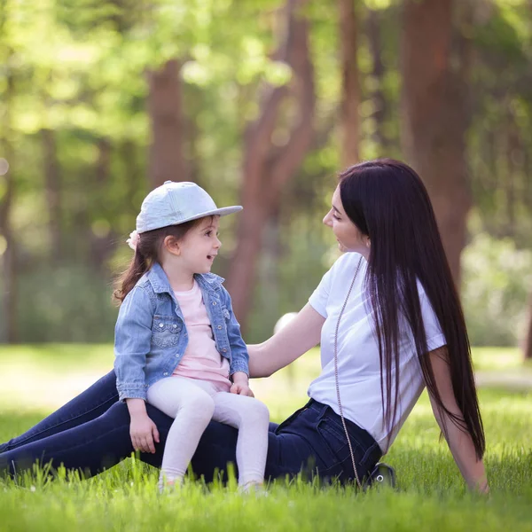 Mutlu Anne Kız Parkta Dinleniyor Bahar Yaz Mevsiminde Aile Hayatı — Stok fotoğraf