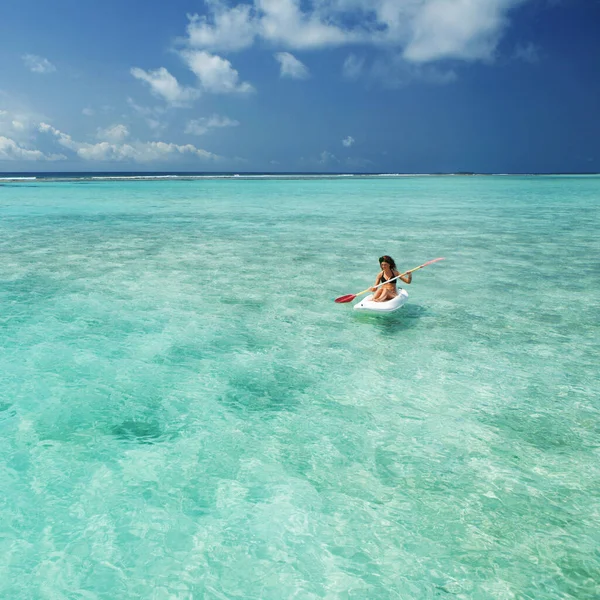 Hübsche Frau Die Kanu Schwimmt Und Meer Entspannen Kann Glücklicher — Stockfoto