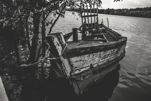 Sztuki uszkodzone łódź — Zdjęcie stockowe