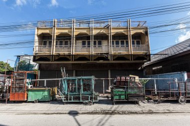 Üç tekerlekli bisiklet ile eski bina