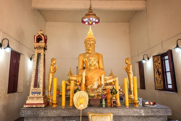 Estátua de Buda tailandesa . — Fotografia de Stock