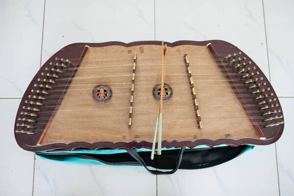 тайский деревянный дульцимер
