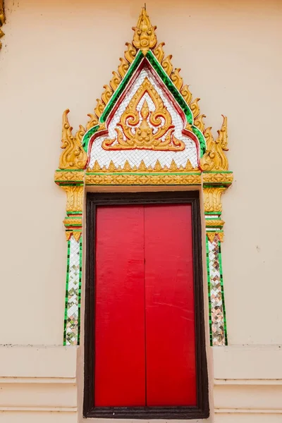 Temple thaïlandais fenêtre rouge — Photo