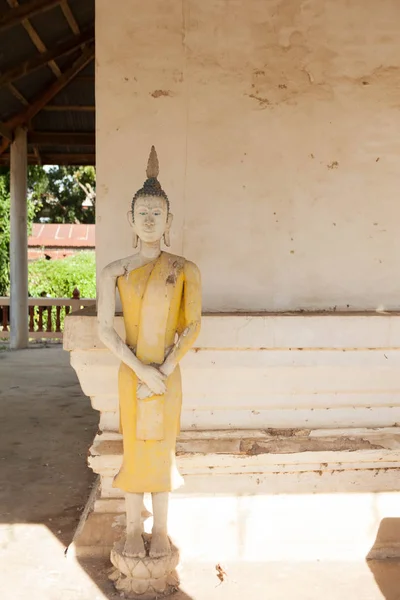 Vieille statue de bouddha dans le temple de Sing Buri — Photo