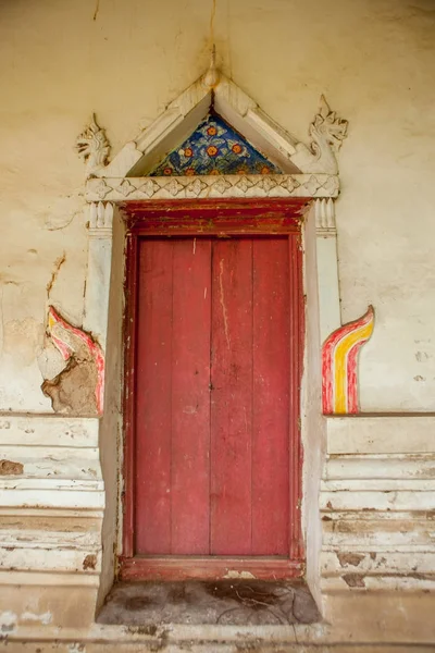 Tailandés templo rojo ventana — Foto de Stock