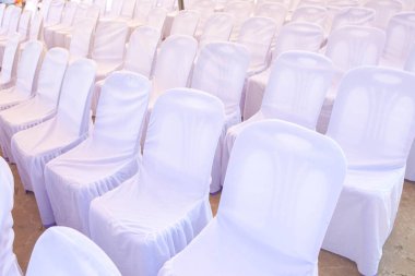 Parti sandalye beyaz pelerin