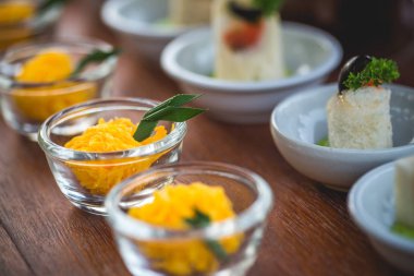 Altın konu Tay tatlılar bardak mevcuttur.