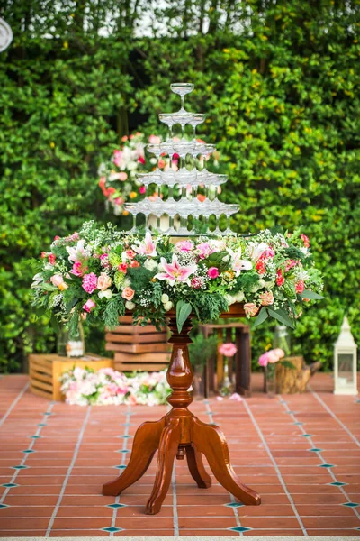 Pirâmide de copos champanhe em festa de casamento. Torre de champanhe . — Fotografia de Stock