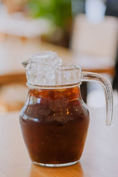 Café glacé Latte Brun foncé dans un pot de tasse en verre — Photo