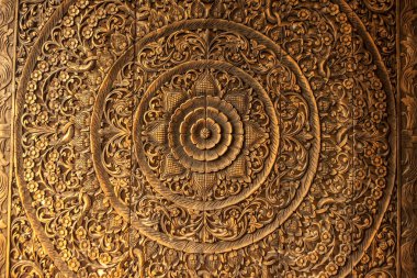 Çiçek desen ahşap arka plan üzerinde oyulmuş. Tayland sanat