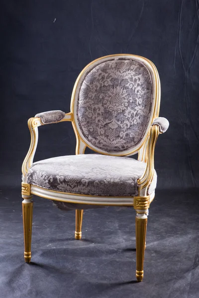 高価なパターンと古い椅子. — ストック写真