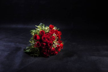 Siyah sahnede gül buketi.