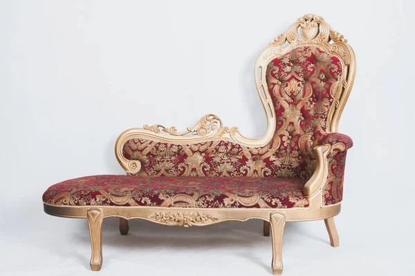 Сучасний червоний диван сучасний стиль на білому тлі Ліцензійні Стокові Зображення