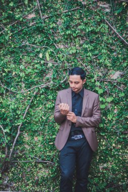 Asya'ya ait adam duvara kahverengi bir takım elbise giymiş olan ağaçlar.