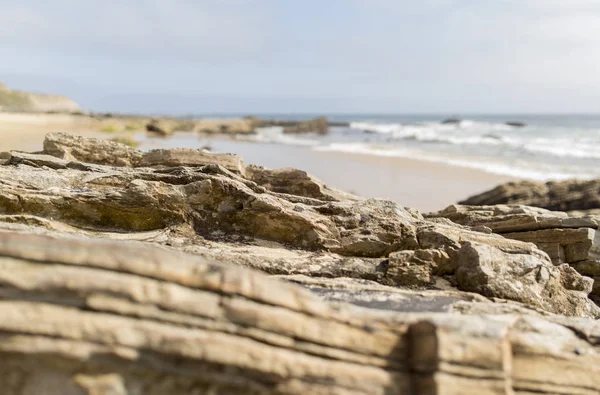 Rocce che si affacciano spiaggia litorale . — Foto Stock