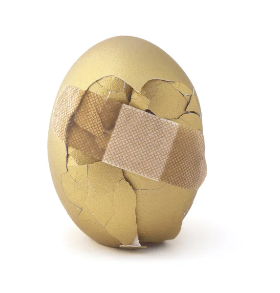 Huevo de oro roto. Riesgo de inversión financiera . —  Fotos de Stock