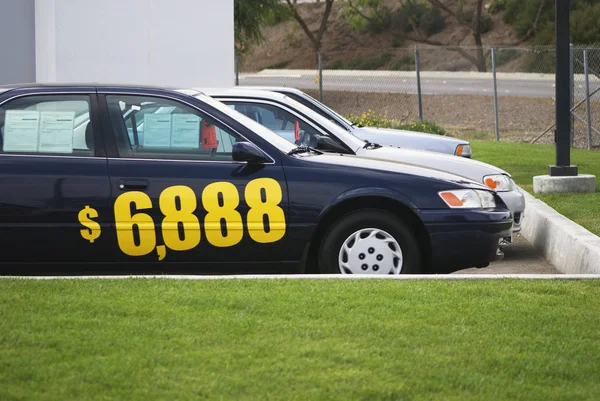 Gebruikte autodealer — Stockfoto