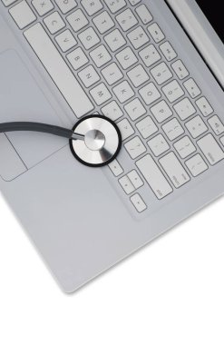 İzole bilgisayar ve stetoskop.