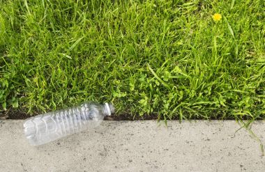 Geri dönüşüm kavramı. Plastik şişe çöp.