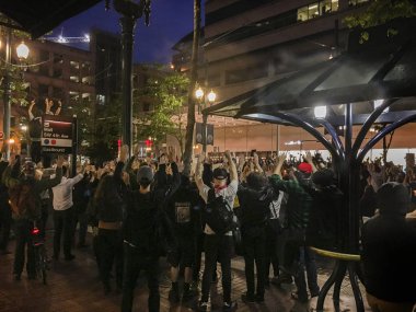 Protestocular üzerinde sosyal adaletsizlik gösteren farklı bir grup 