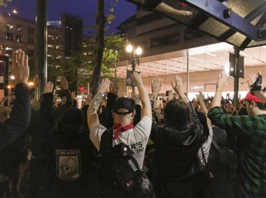 Protestocular üzerinde sosyal adaletsizlik gösteren farklı bir grup 
