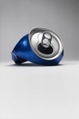 Mavi ezilmiş Soda Can