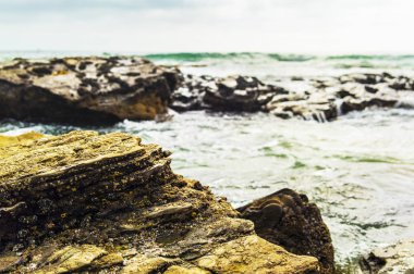 Gün batımında dalgalı denizler