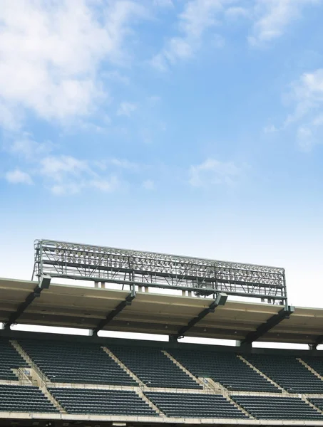 Estádio de esporte no céu azul — Fotografia de Stock