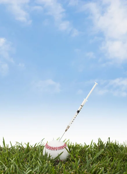 Baseball auf Gras mit einer Drogenspritze — Stockfoto