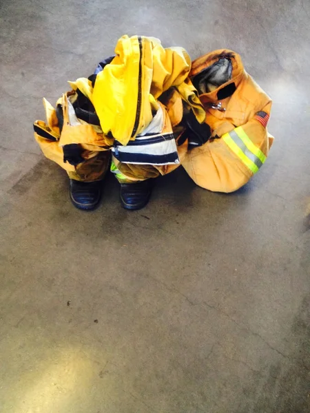 Strażak frekwencja Uniform — Zdjęcie stockowe