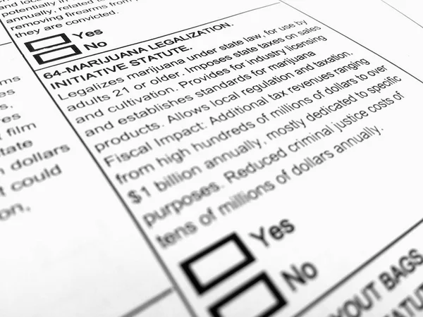Formulario de votación sobre la legalización de la marihuana — Foto de Stock