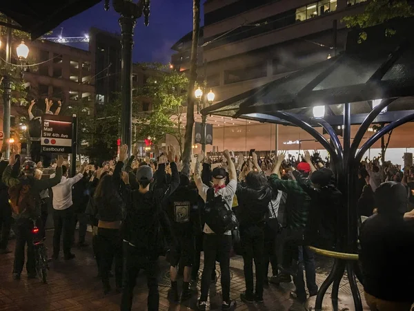 Protestocular üzerinde sosyal adaletsizlik gösteren farklı bir grup 