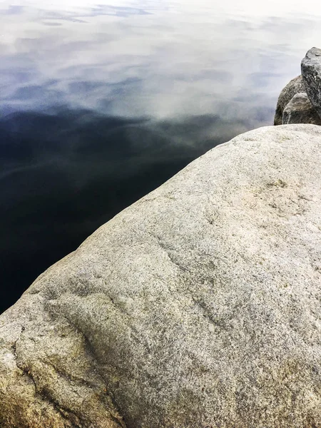 Камни на краю воды — стоковое фото