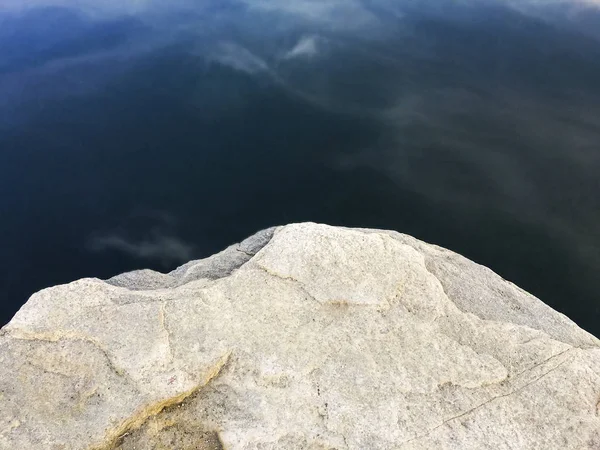 Stenen aan de rand van water — Stockfoto