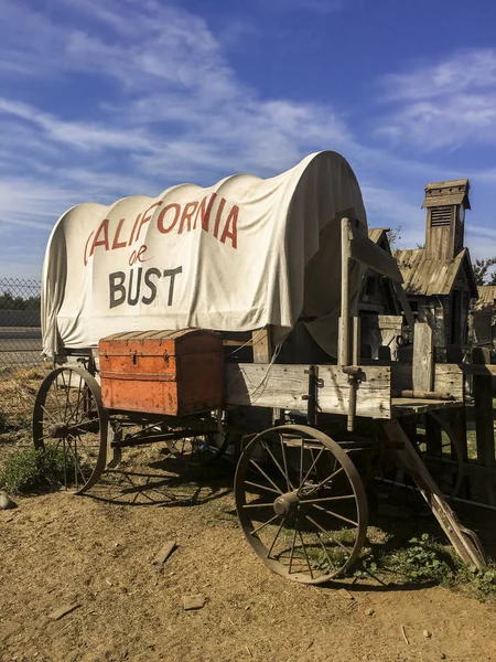 Old Covered WagonCalifornia or Bust — Stock Photo, Image