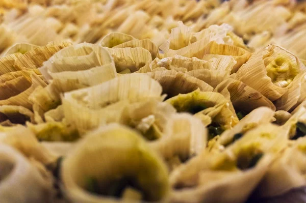 Tamales mexicanos con cáscara de maíz — Foto de Stock