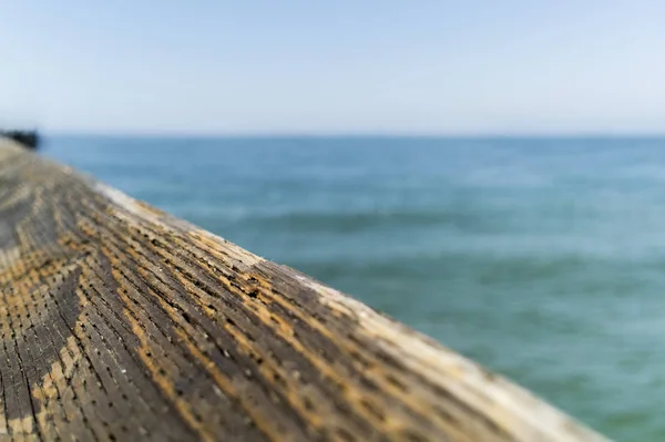 ビーチの木製桟橋レール — ストック写真