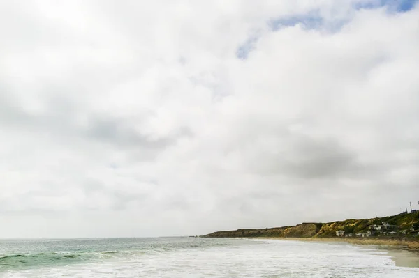 Bewolkt Beach kustlijn — Stockfoto