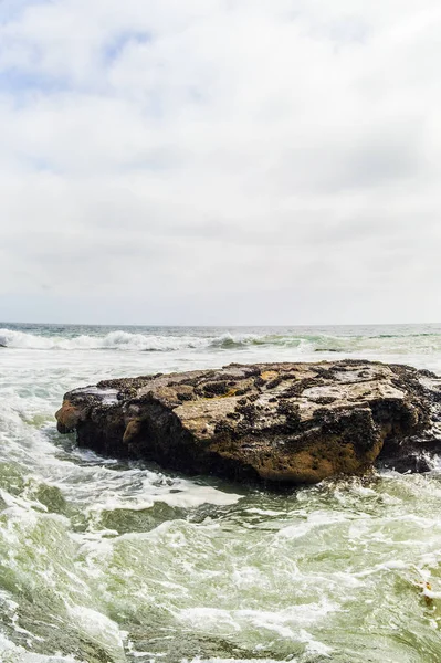 Oceano roccioso cupo — Foto Stock