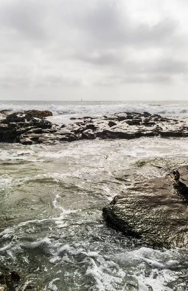 Rotsachtig strand van de bewolking — Stockfoto