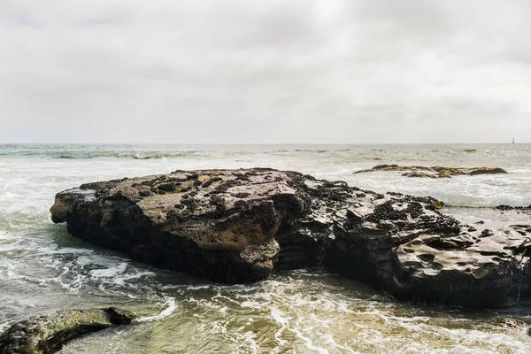 Scena della spiaggia rocciosa — Foto Stock