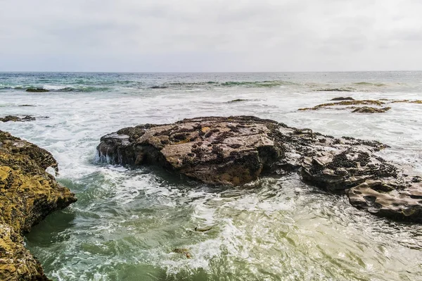 浅海の岩. — ストック写真