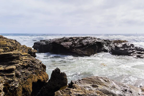 Wolk rotsachtige strand — Stockfoto