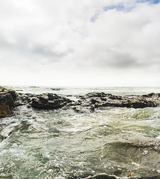 Rotsachtig strand kustlijn — Stockfoto