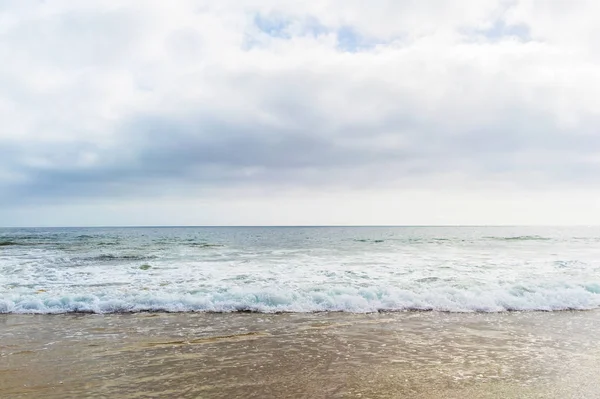 Bewolkt oceaan golven — Stockfoto