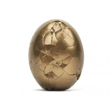 İzole kırık altın yumurta 